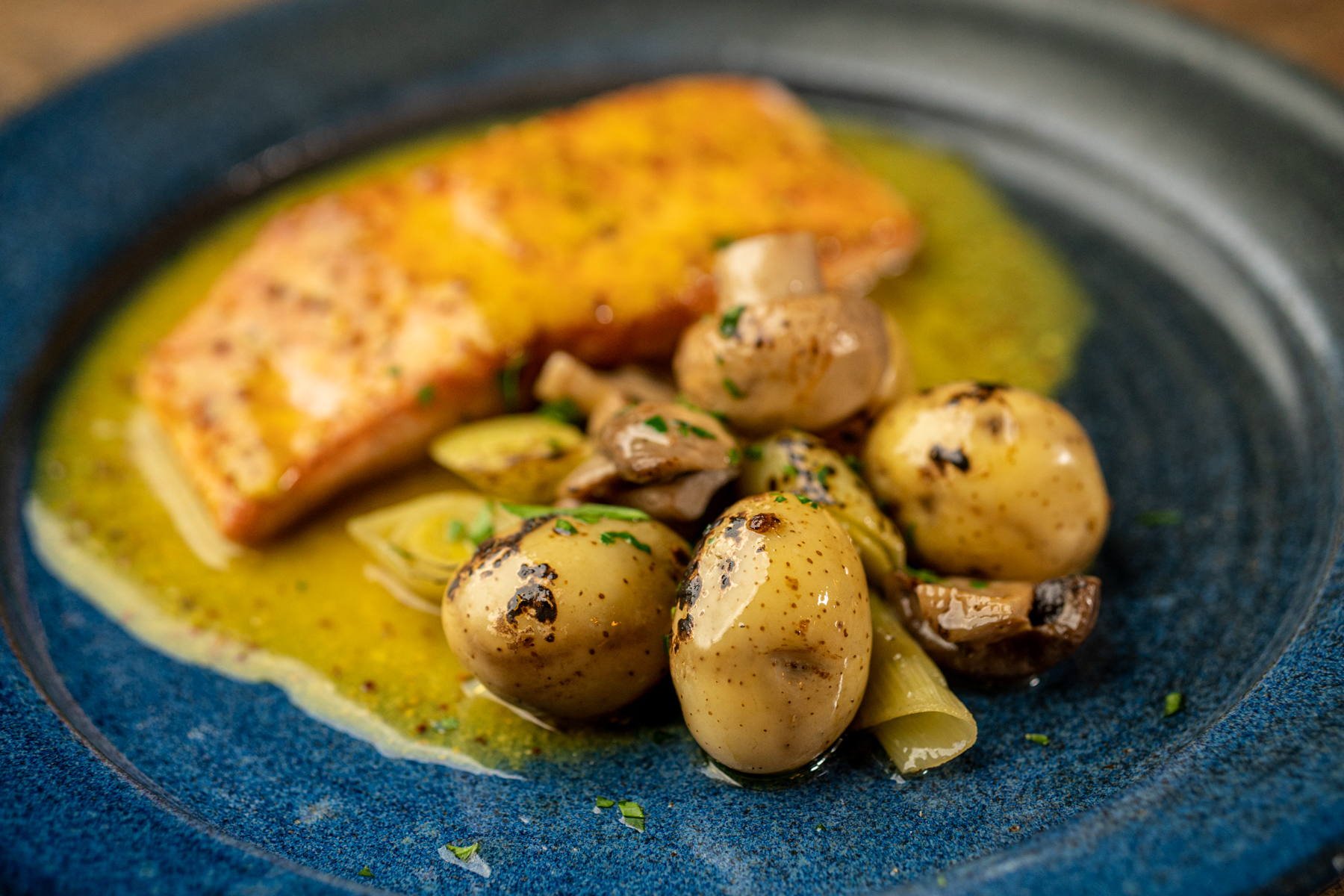 Salmão com molho de laranja e mostarda; batata, alho-poró e cogumelos