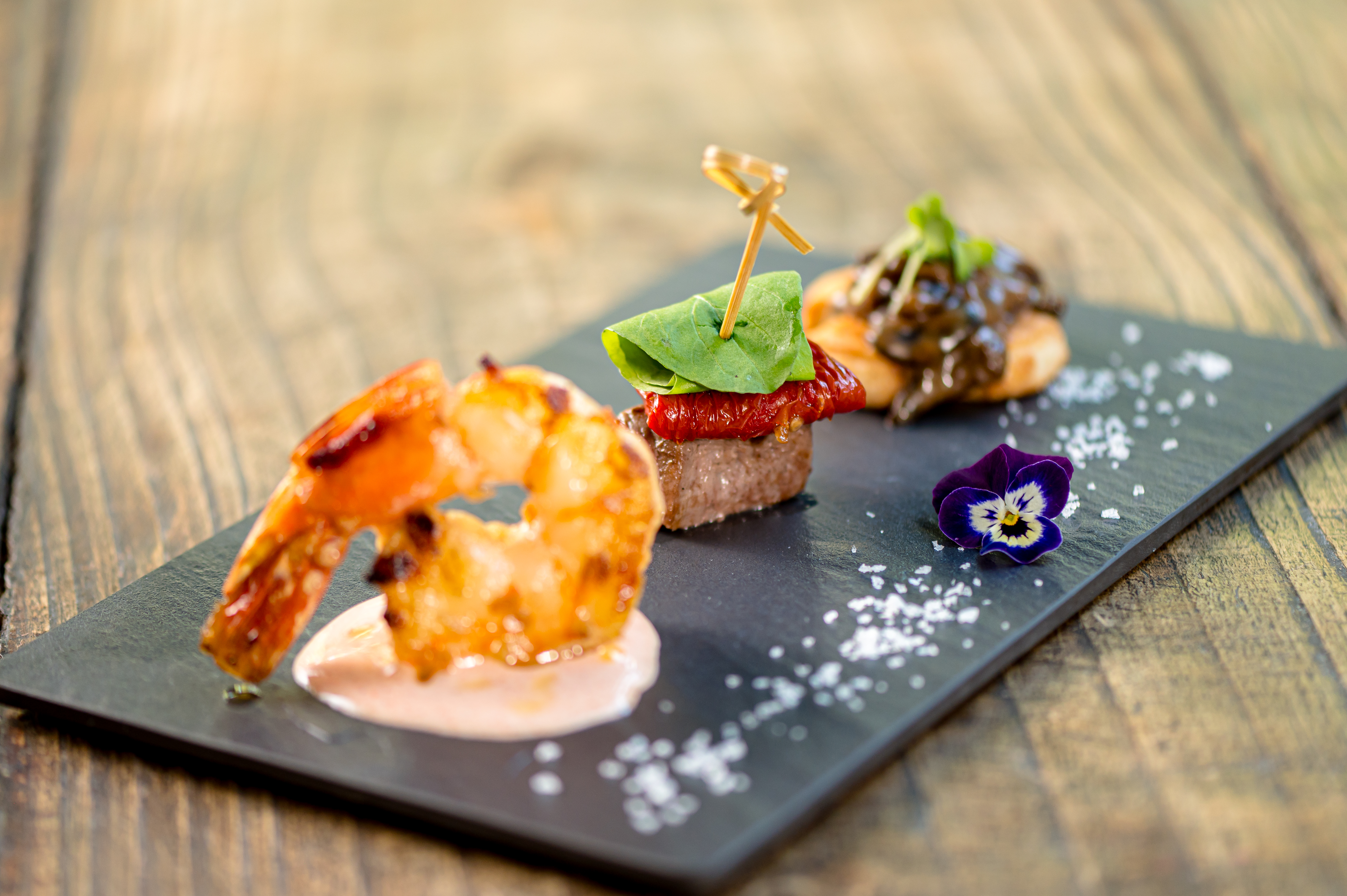 Camarão-rosa sobre bisque cremoso | Brochete Toscana: filé mignon, rúcula, tomate seco e grana padano | Tapa de massa folhada com ragu de cogumelos porcini e funghi