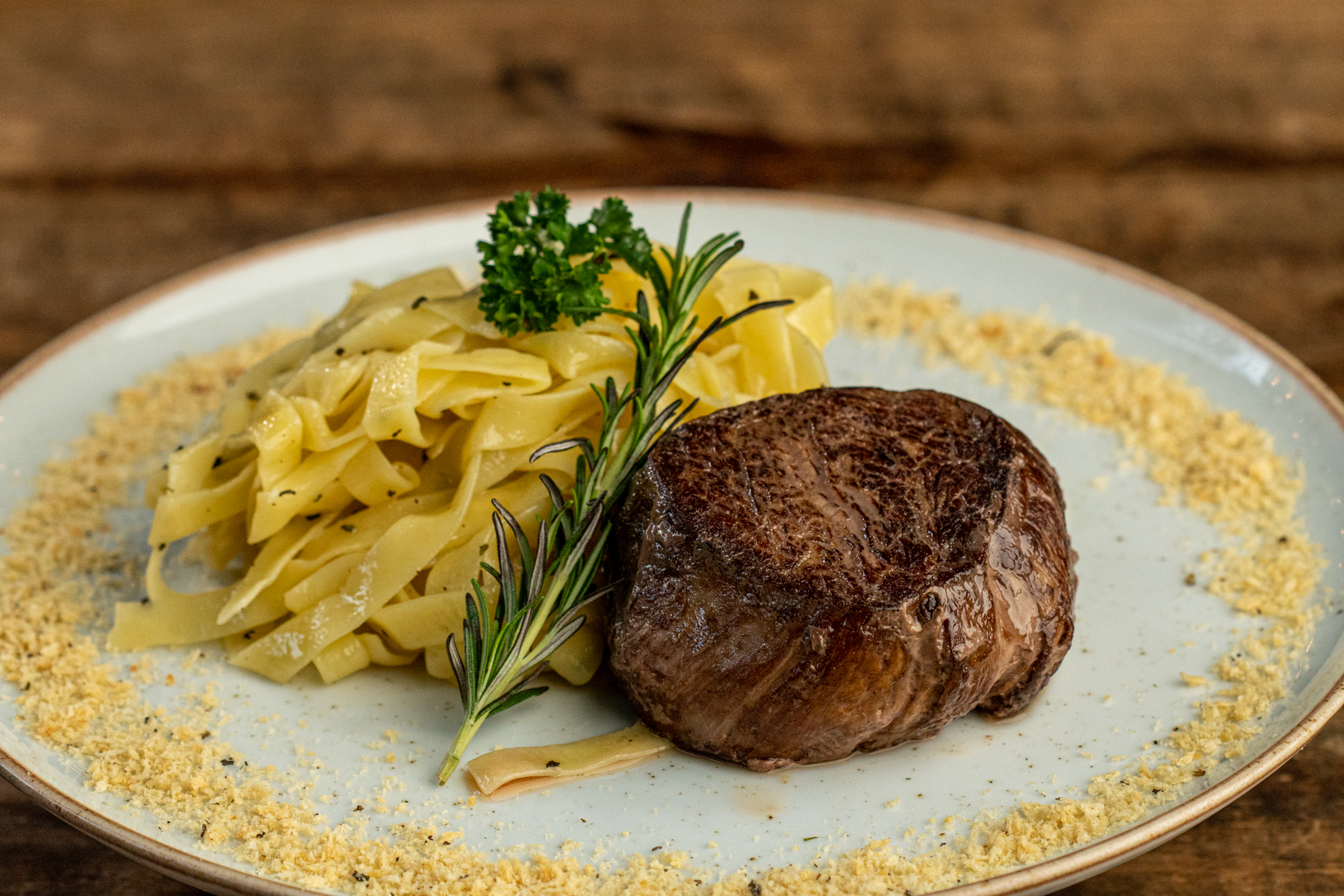 Fettuccine na manteiga de sálvia