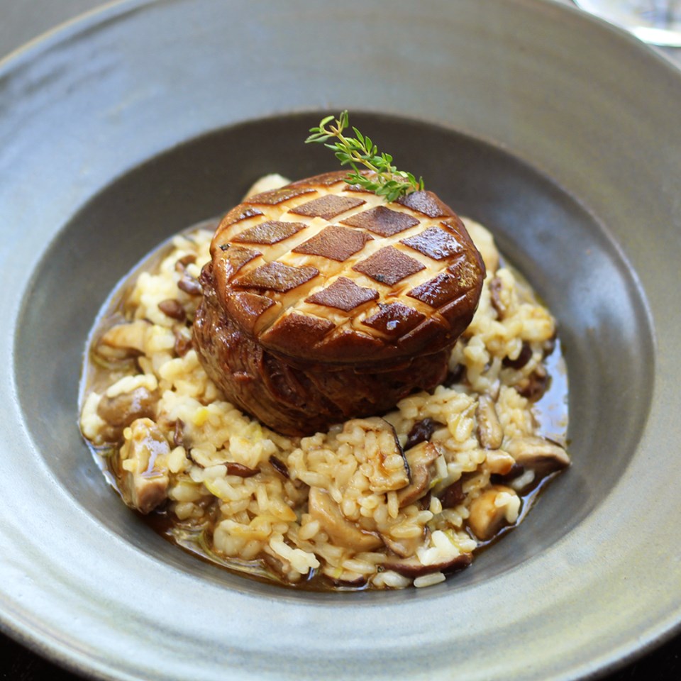 Filé com risoso de cogumelos. Montado com um shiitake por cima