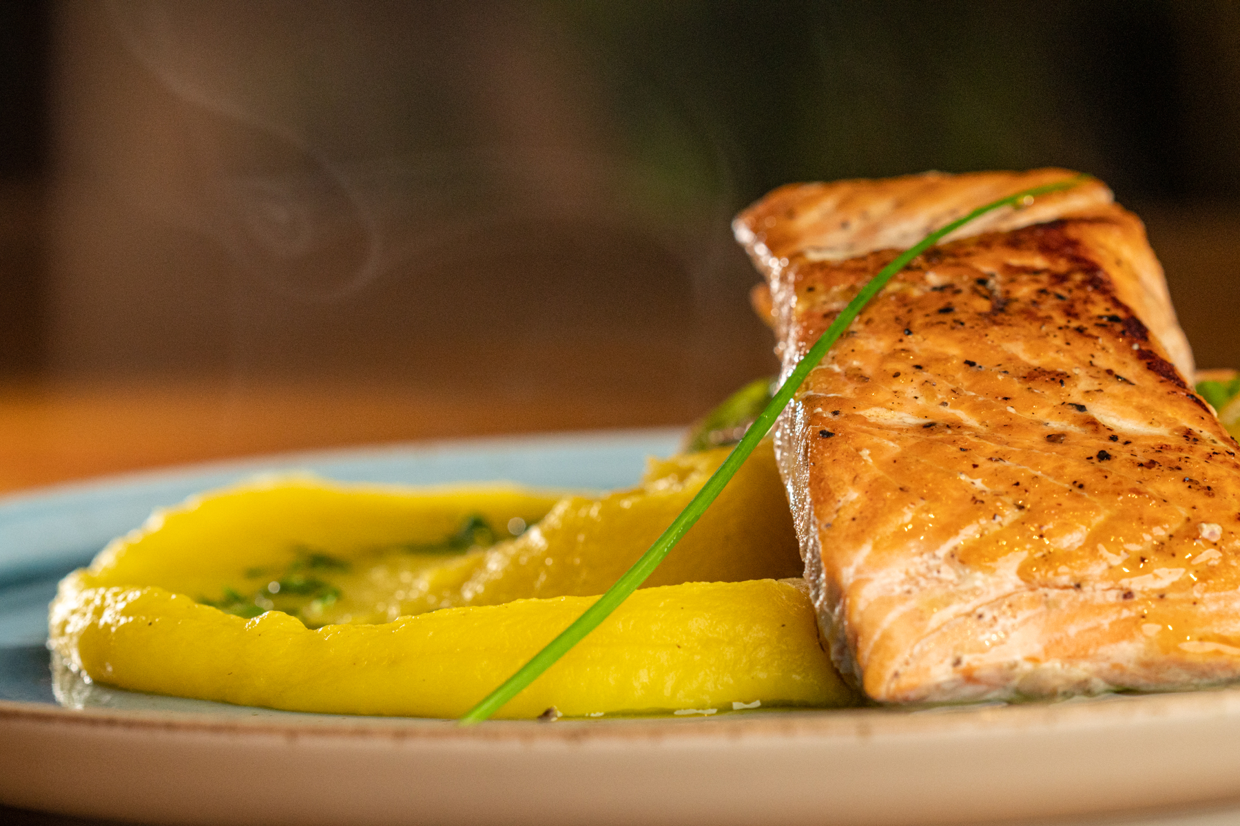 Salmão com purê de mandioquinha