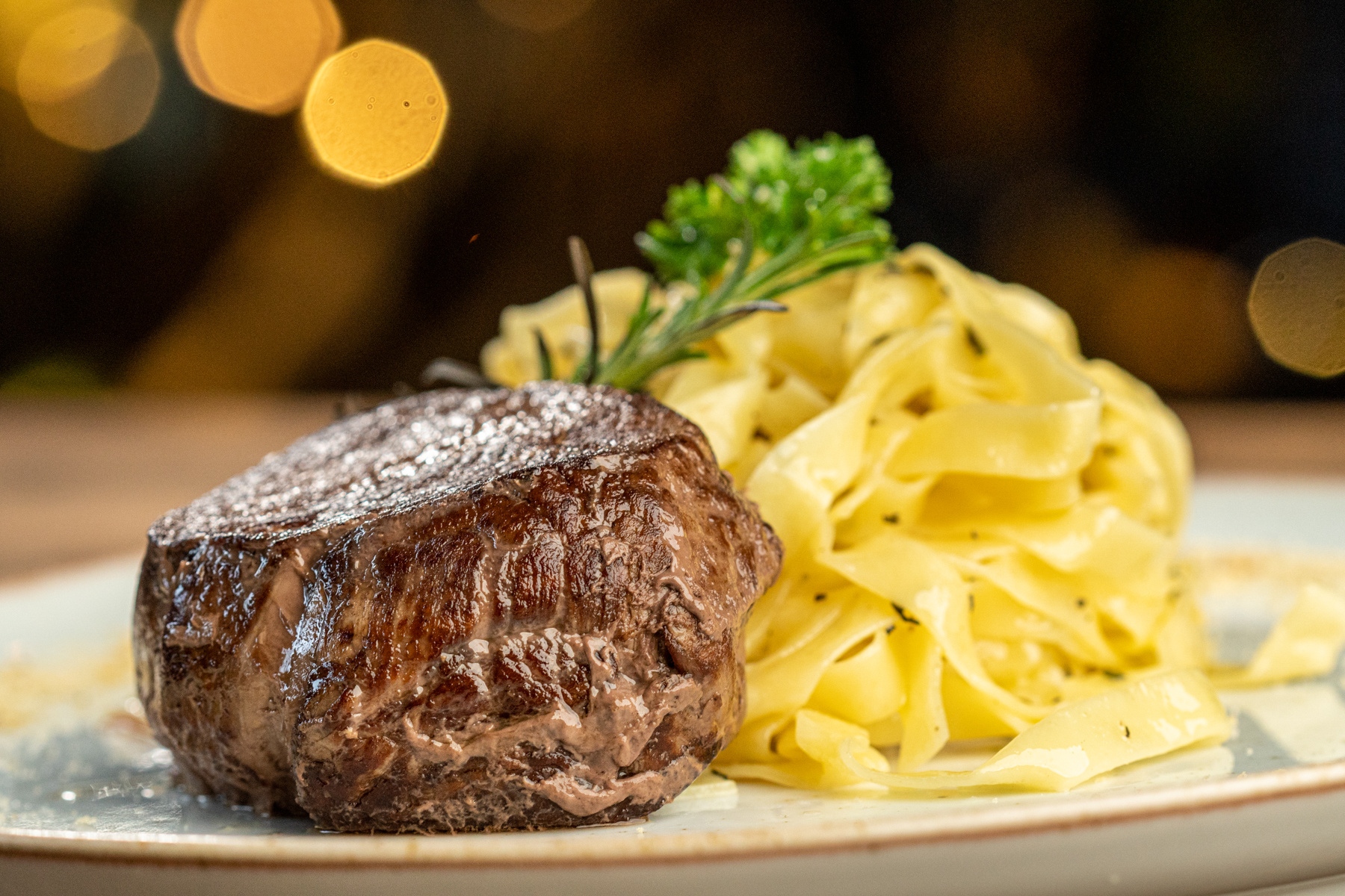 Filé com Fettuccine na manteiga de sálvia