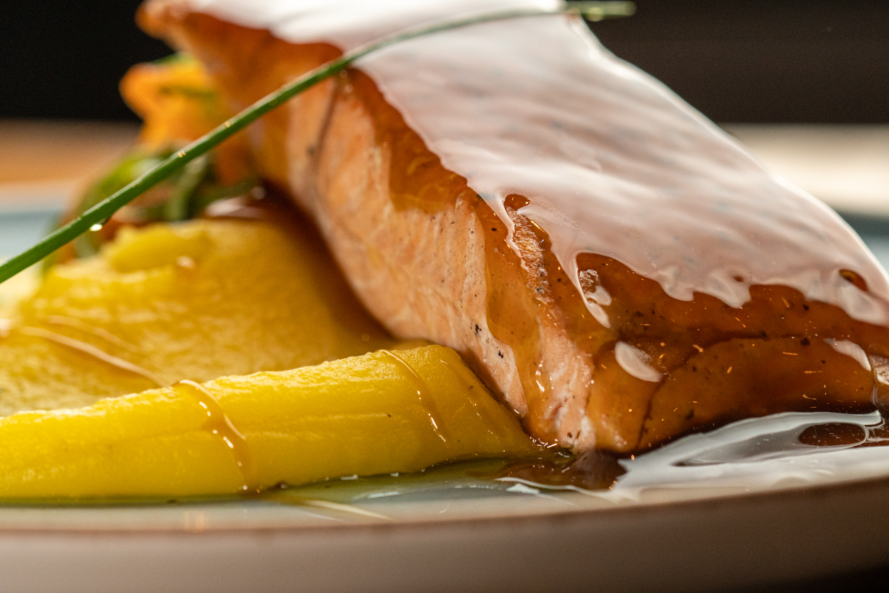 Salmão com purê de mandioquinha e molho de Ostra